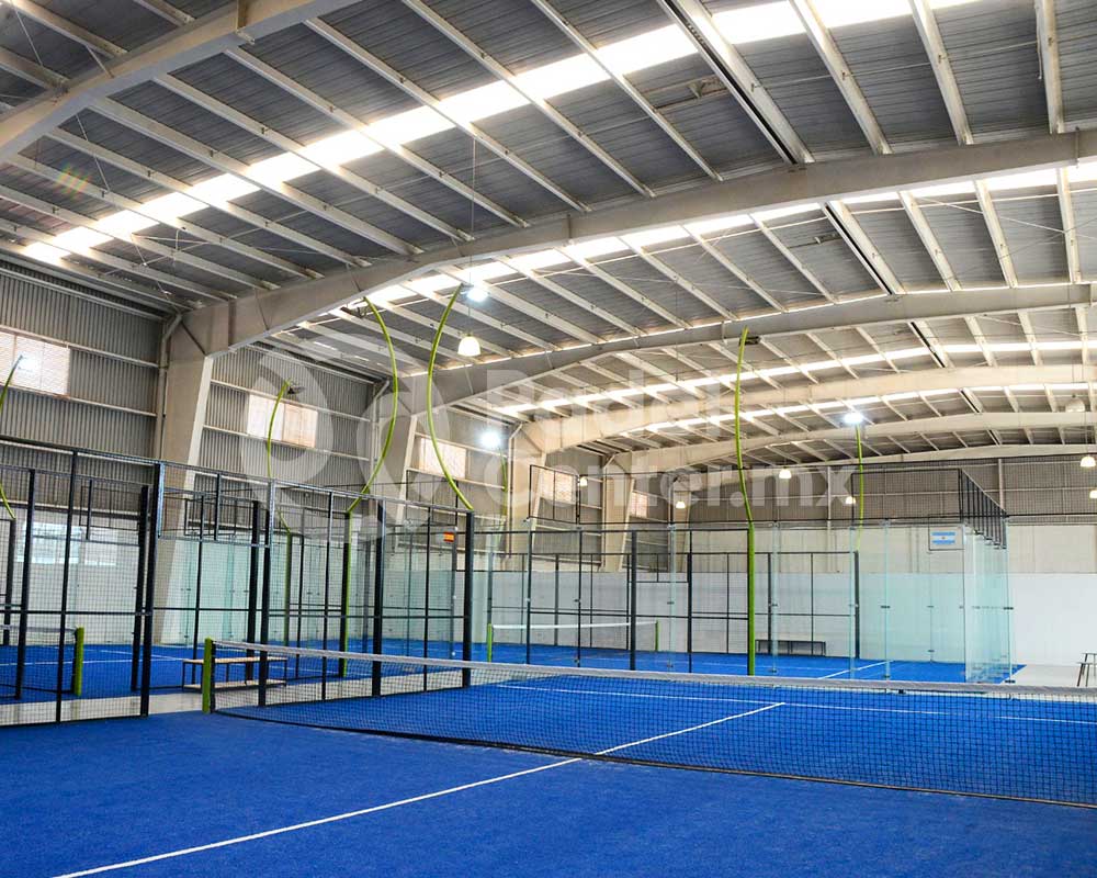 CANCHA-DE-PADEL-SEMIPANORAMICA-PASTO-AZUL