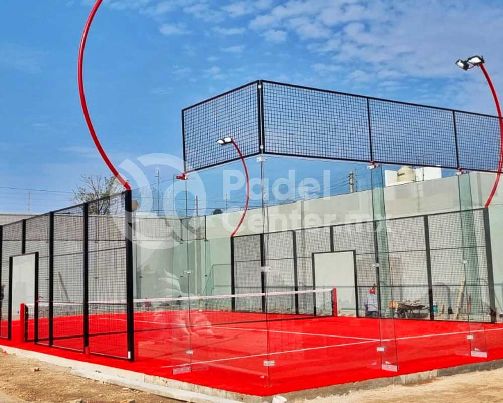 CANCHA-DE-PADEL-SEMIPANORAMICA-PASTO-ROJO